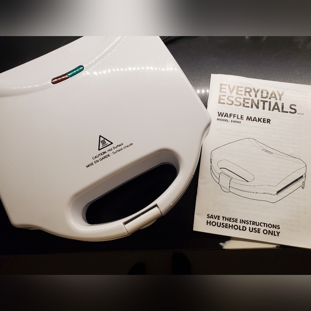 Small compact, waffle maker Like NEW -instruction booklet included